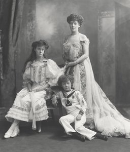 Viscontessa Knollys e i suoi figli, fotografati in occasione della ricezione delle medaglie di incoronazione di Re Edoardo VII, 1902